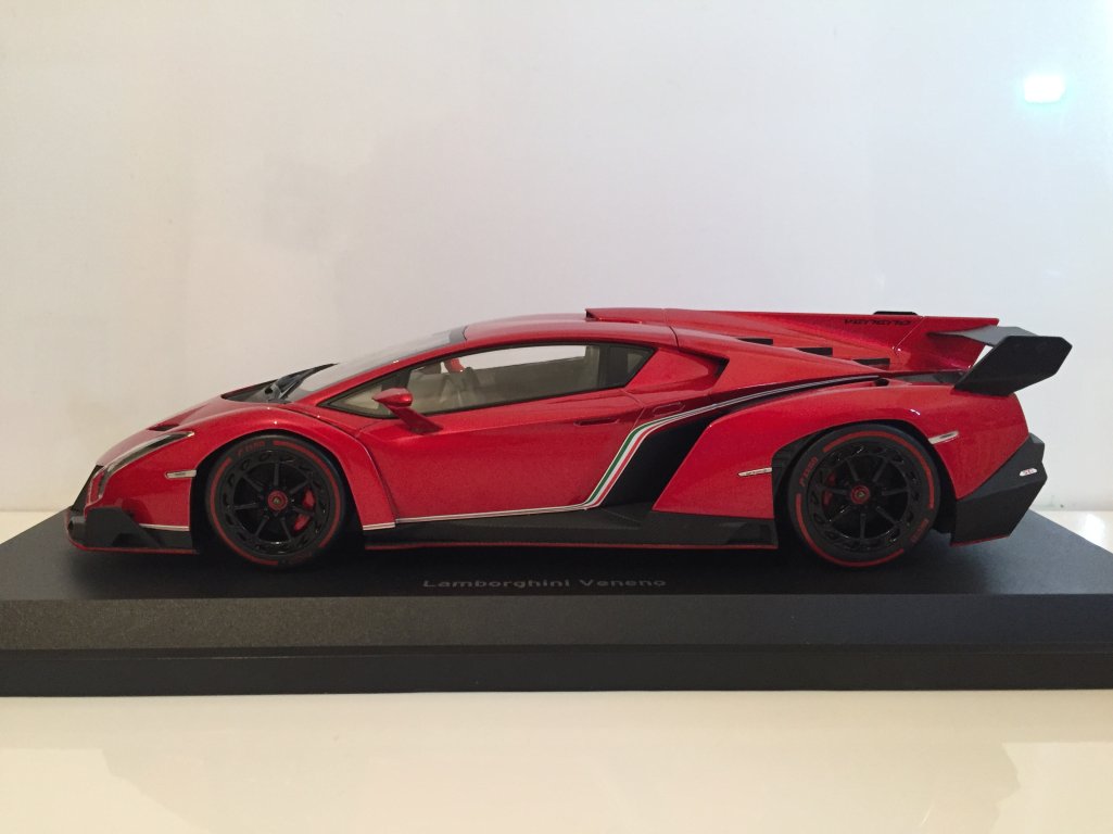 Kyosho Ousia Lamborghini Veneno Diecast Model Car, Red Metallic, 1